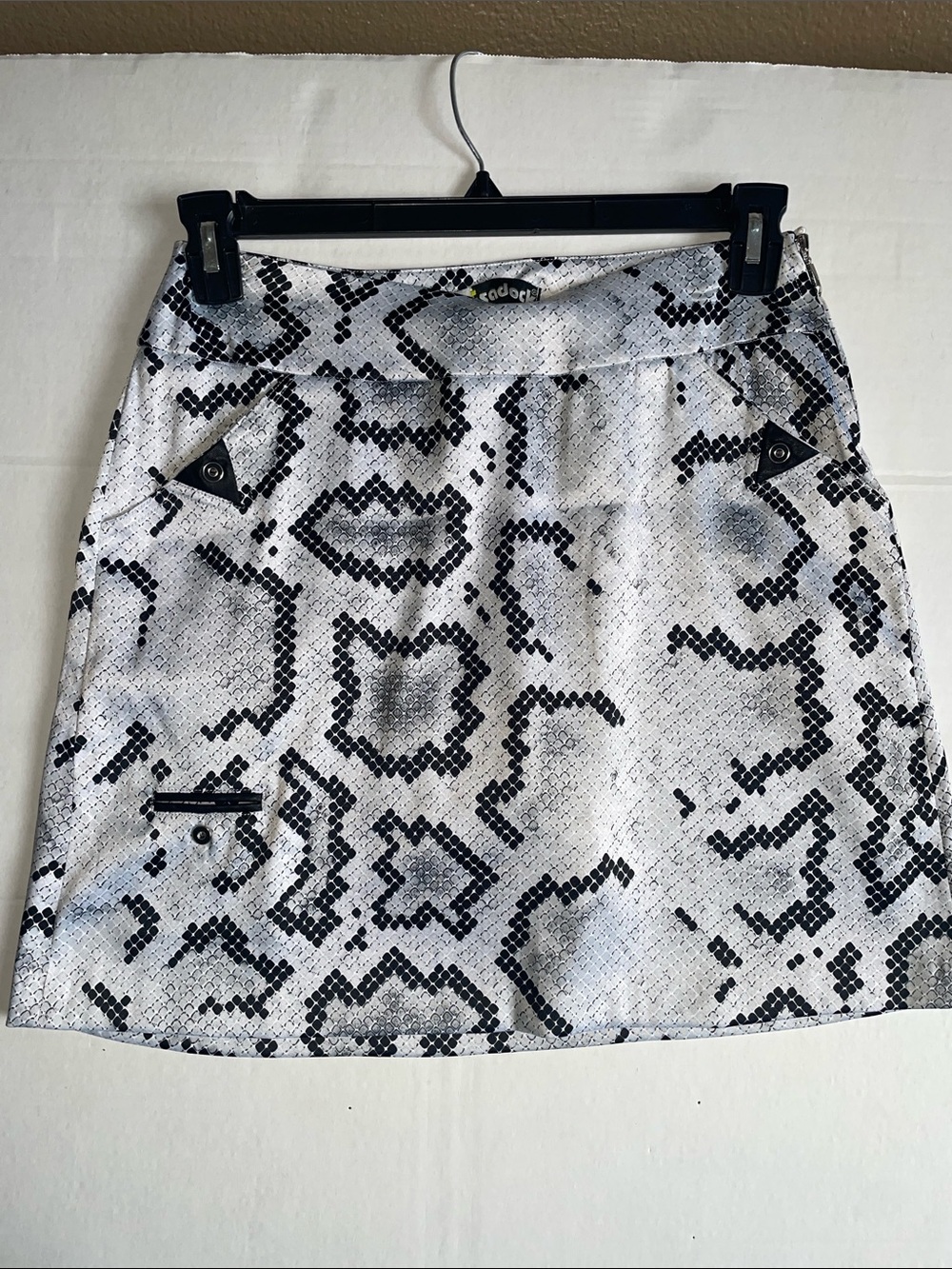 jamie sadock Golf Women’s Size 6 White & Black Snake-Print Mini Skirt
